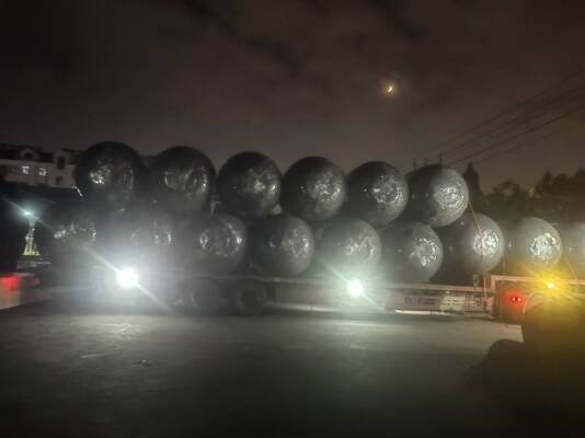 मरीन फेंडर पीयू पॉलीयूरेथेन फोम रबर जिसमें उत्कृष्ट लोच और समुद्री पर्यावरण तनाव के प्रतिरोध है